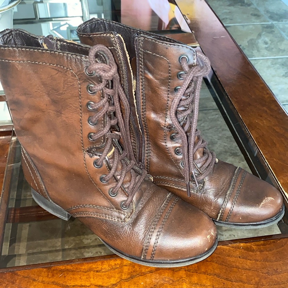 Used pair of ladies size 7 Steve Madden military, in great condition.